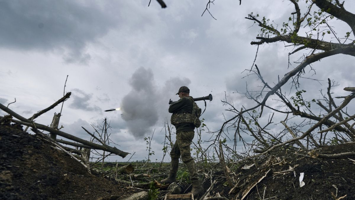 Ukrainischer Soldate an der Front bei Awdijiwka, wo Russland große Verluste verzeichnet