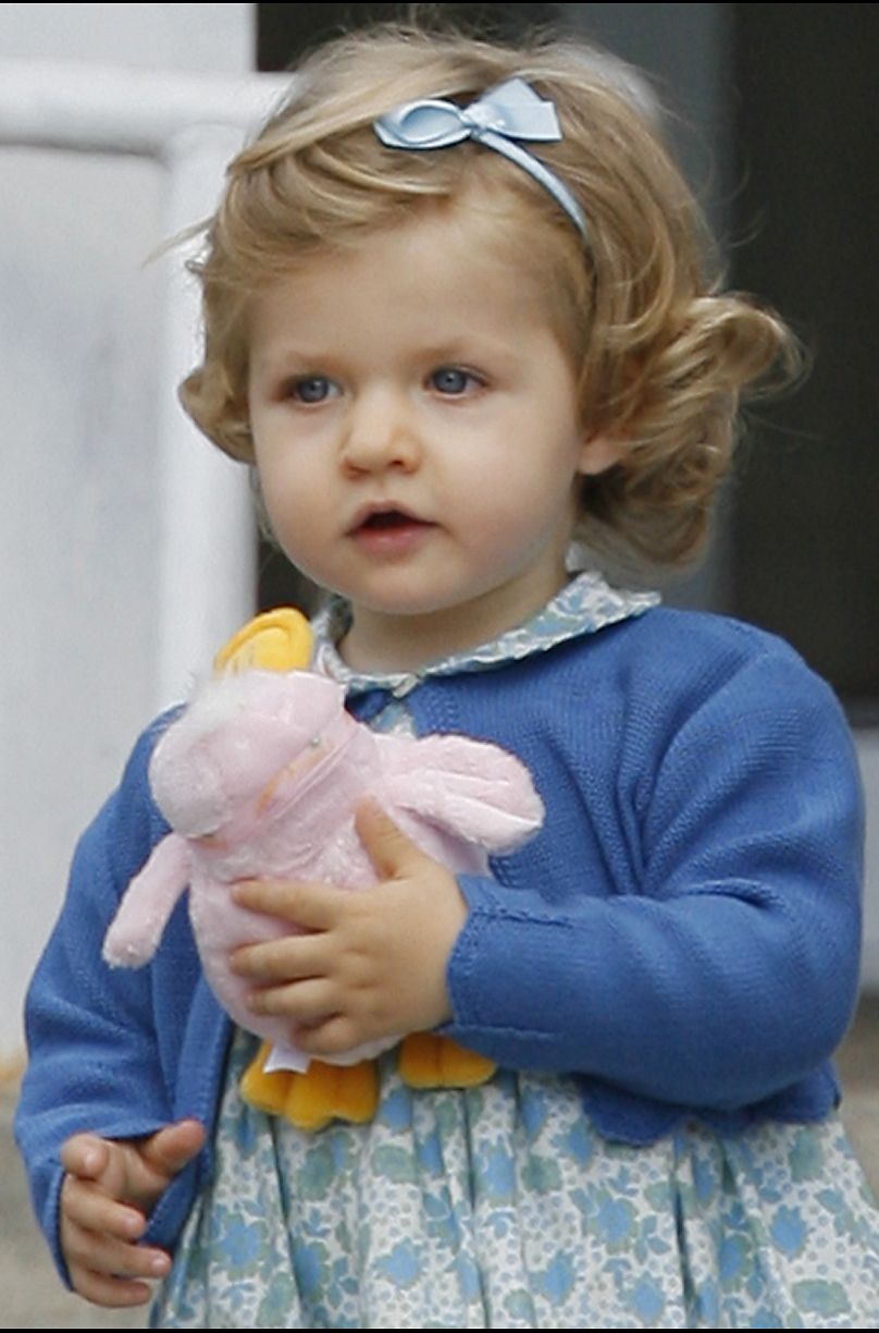 Princesa Leonor de España fuera de la clínica Ruber en el norte de Madrid el 1 de mayo de 2007.