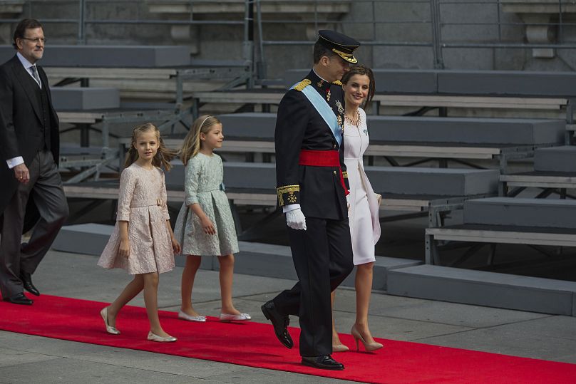 El 19 de junio de 2014, el rey Felipe VI de España, acompañado por la reina Letizia, la princesa Sofía y la princesa Leonor, llega al Parlamento de Madrid.