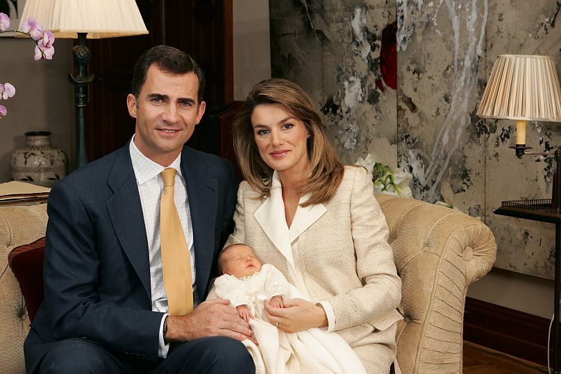 El príncipe heredero Felipe y su esposa, la princesa Letizia, tienen a su bebé recién nacido, la princesa Leonor, en el Palacio de la Zarzuela en Madrid, el 7 de noviembre.