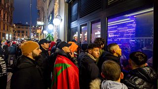  Футболните почитатели наблюдават четвъртфиналите на Световната купа отвън бар в Порта Венеция, Милано, Италия, 10 декември 2022 година. 