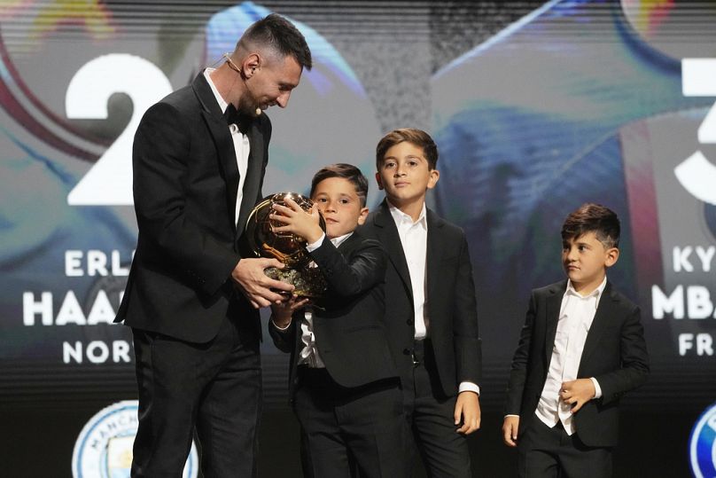 Lionel Messi y con su octavo Balón de Oro y sus tres hijos