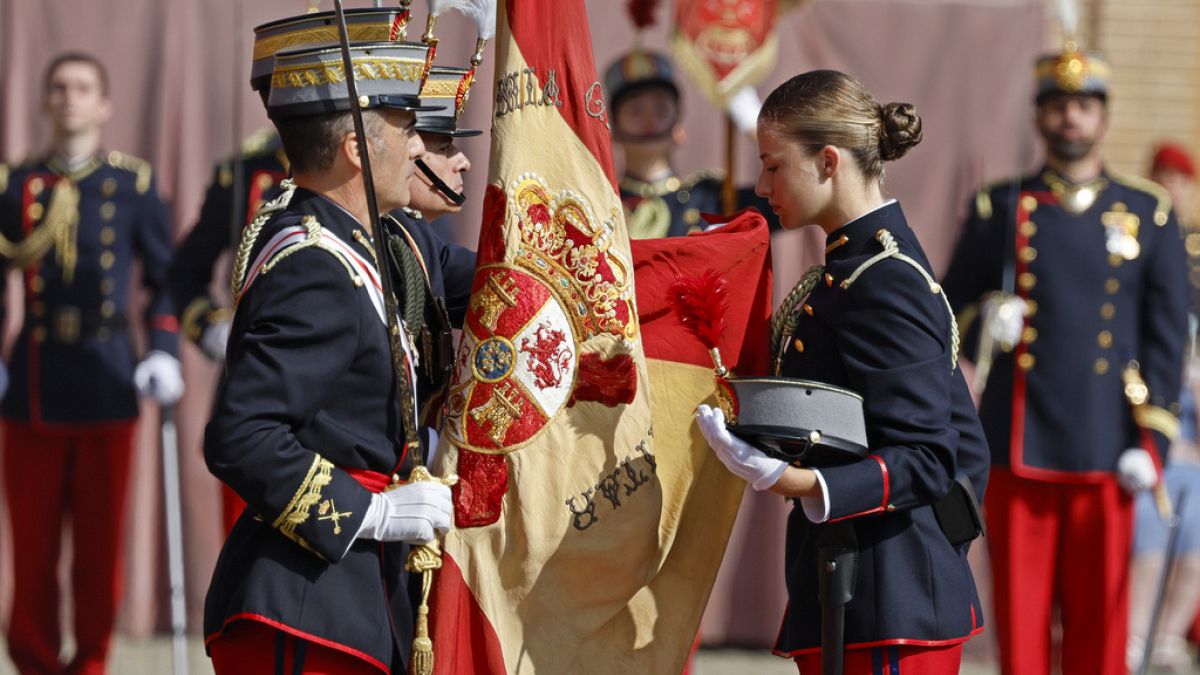 La principessa Leonor, erede al trono di Spagna, partecipa alla cerimonia della "jura de bandera" in cui giura fedeltà alla bandiera.