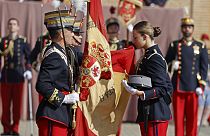 La Princesa Leonor, heredera al trono de España, participa en una ceremonia de jura de bandera.