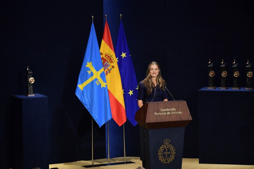 La princesa Leonor de España habla durante la ceremonia de entrega de los premios Princesa de Asturias en Oviedo, norte de España, el 20 de octubre de 2023.