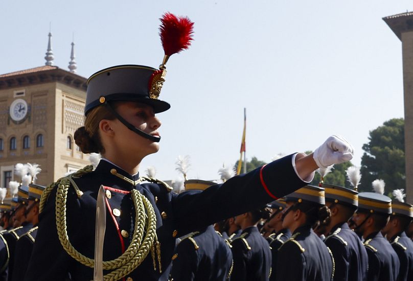 L'erede al trono di Spagna, la principessa Leonor, partecipa alla cerimonia "jura de bandera', in cui giura fedeltà alla bandiera