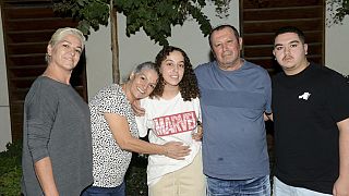 La soldado israelí liberada rodeada de su familia