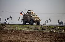 مركبة عسكرية أمريكية في دورية في الريف بالقرب من مدينة القامشلي، سوريا، الأحد 4 ديسمبر 2022.