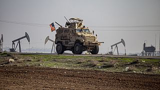 مركبة عسكرية أمريكية في دورية في الريف بالقرب من مدينة القامشلي، سوريا، الأحد 4 ديسمبر 2022.