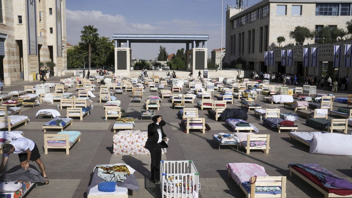 Leere Betten in Jerusalem als Symbol für die mehr als 230 Geiseln