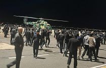 Dezenas de pessoas que invadiram as pistas do aeroporto de Makhachkala, no Daguestão