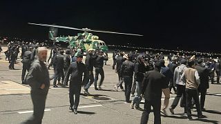 Aufnahme der Menge auf dem Flugfeld des Flughafens Machatschkala