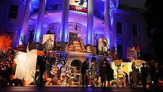 Casa Branca iluminada com decoração de Halloween para receber as crianças e as suas "doçuras e travessuras"