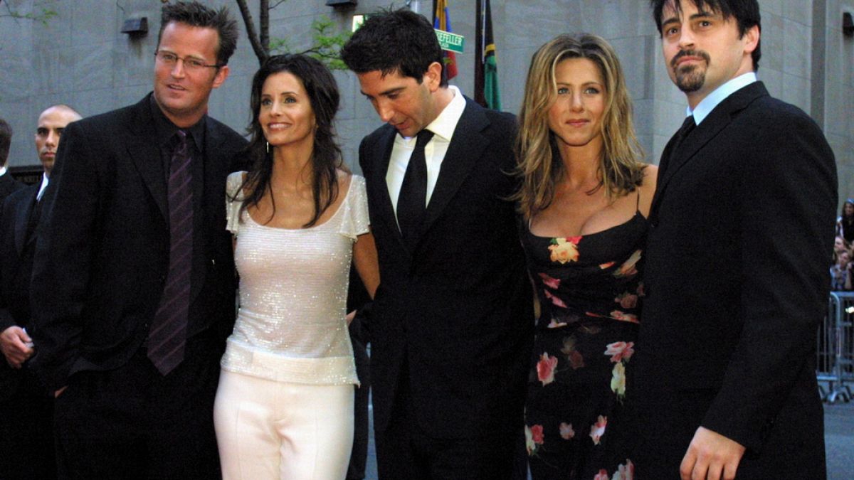 Matthew Perry, de gauche à droite, Courteney Cox Arquettte, David Schwimmer, Jennifer Aniston et Matt LeBlanc de la série télévisée "Friends" arrivent à l'événement du 75e anniversaire de NBC en 2002.