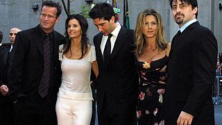 Matthew Perry, desde la izquierda, Courteney Cox Arquettte, David Schwimmer, Jennifer Aniston y Matt LeBlanc de la serie de televisión 'Friends' llegan para el evento del 75 aniversario de la NBC en 2002.