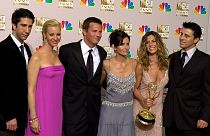 'Friends' dizinin oyuncuları David Schwimmer, Lisa Kudrow, Matthew Perry, Courteney Cox, Jennifer Aniston and Matt LeBlanc 54'üncü Emmy Ödül Töreni'nde