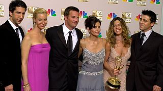 'Friends' dizinin oyuncuları David Schwimmer, Lisa Kudrow, Matthew Perry, Courteney Cox, Jennifer Aniston and Matt LeBlanc 54'üncü Emmy Ödül Töreni'nde