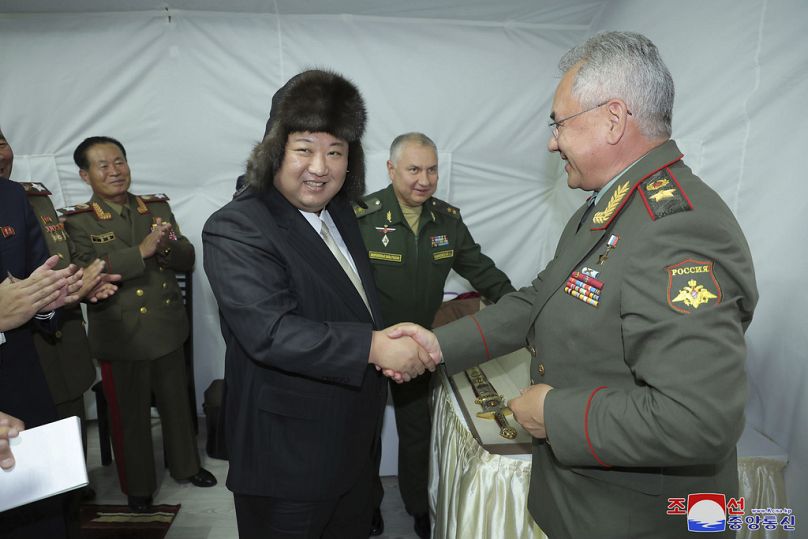 Kim elnök és Sojgu orosz védelmi miniszter, 2023 szeptember