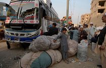 خانواده‌های افغان روز دوشنبه ۳۰ اکتبر ۲۰۲۳ در کراچی پاکستان منتظر سوار شدن در اتوبوس برای عزیمت به وطن خود هستند.