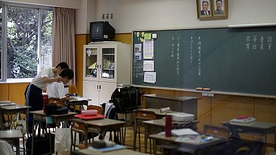 في أحد الفصول الدراسية في مدرسة ثانوية في طوكيو