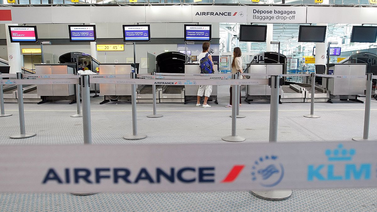 ركاب ينتظرون عند شركة الخطوط الجوية الفرنسية في مطار مرسيليا، في مارينيان، جنوب فرنسا.