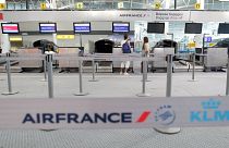 ركاب ينتظرون عند شركة الخطوط الجوية الفرنسية في مطار مرسيليا، في مارينيان، جنوب فرنسا.