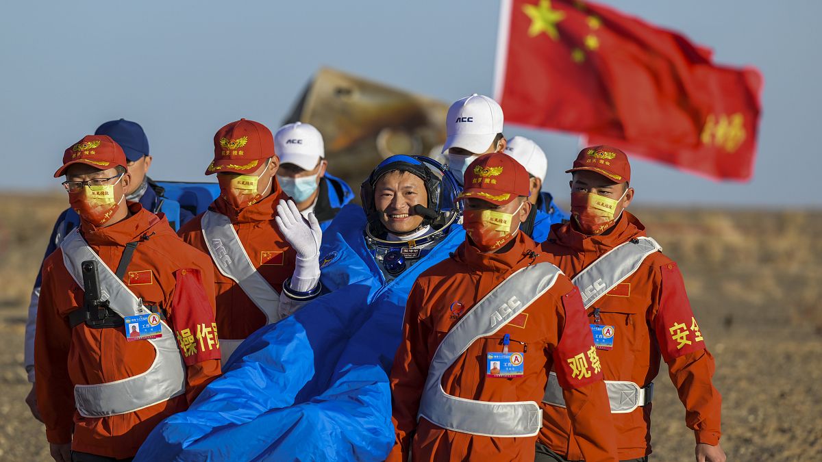 El astronauta Gui Haichao en el lugar de aterrizaje de Dongfeng, en la Región Autónoma de Mongolia Interior de China, el martes 31 de octubre de 2023.