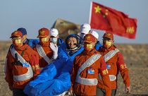 Китайских тайконавтов встретили в пустыне Гоби, где приземлилась их капсула. 