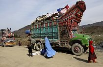 Pakistan'ın sınır dışı talimatı: Binlerce Afgan ülkeyi terk ediyor