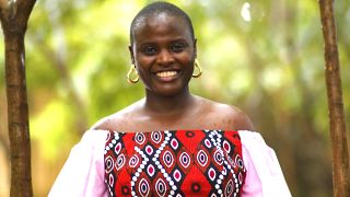  Запознайте се с угандийската индивидуализирана проява на своята просвета посредством мода 