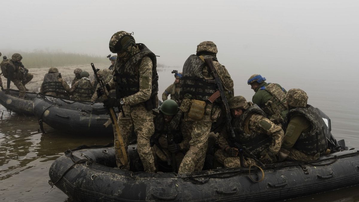 Ukrainische Soldaten auf dem Fluss Dnipro oder Dnepr bei Cherson