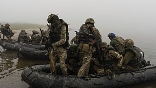 Ukrainische Soldaten auf dem Fluss Dnipro oder Dnepr bei Cherson
