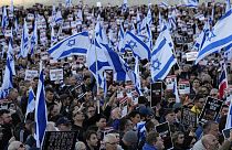 DOSYA - 22 Ekim 2023 Pazar günü Londra'daki Trafalgar Meydanı'nda düzenlenen protesto gösterisinde insanlar İsrail bayrakları ve Gazze'de rehin alındığına inanılan kişilerin resimlerini taşıdı. 