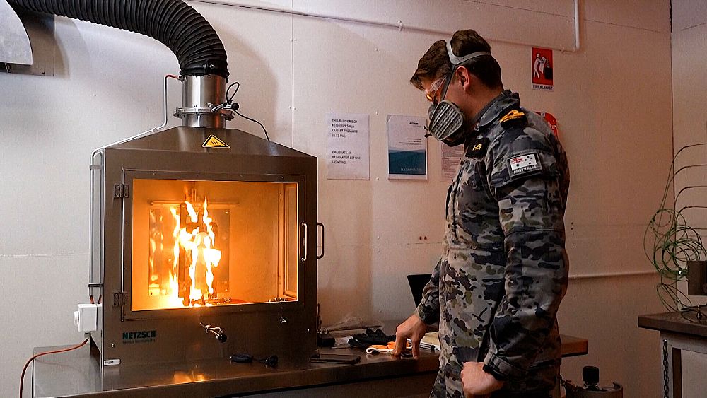 Изображение показва студент от новата пожарна лаборатория на Университета на