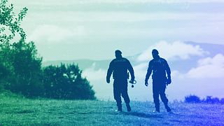  Чешки служители на реда патрулират на границата със Словакия покрай Стари Хрозенков, септември 2022 година 