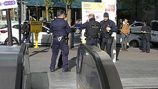 Rendőrök egy párizsi metróállomás lejáratánál  a fenyegetés bejelentése után 2023. október 31-én