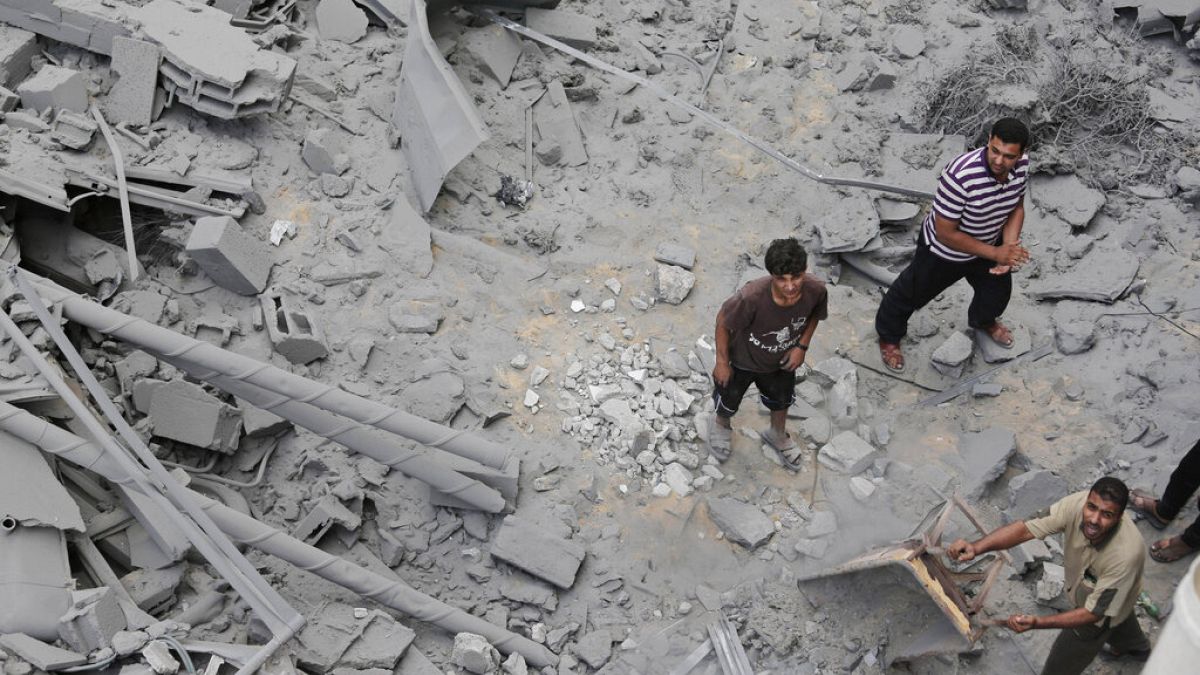 Палестинцы на руинах дома одного из лидеров ХАМАС, взорванного израильскими военными. 