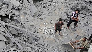 Палестинцы на руинах дома одного из лидеров ХАМАС, взорванного израильскими военными. 