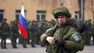 ضابط روسي من قوات حفظ السلام التابعة لمنظمة معاهدة الأمن الجماعي في ألماتي، كازاخستان، الخميس 13 يناير 2022.