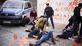 Die Polizei ging teils mit körperlicher Gewalt gegen die Aktivisten der "Letzten Generation" vor dem Kanzleramt vor. 31.10.2023
