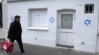 Γκράγιτι με το αστέρι του Δαβίδ σε οίκημα στο Παρίσι