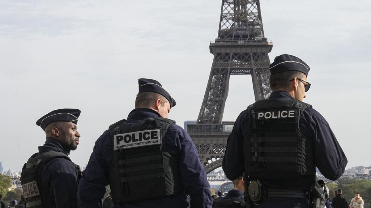 Agentes da polícia patrulham a praça do Trocadero, perto da Torre Eiffel, em Paris, terça-feira, 17 de outubro de 2023. 
