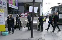 Paris'te ölüm tehdidi savuran peçeli kadın polis tarafından vurulması üzerine metroya polis kuvvetleri gönderildi