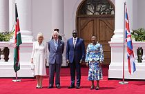 Король Великобритании Карла III с королевой Камиллой и президент Кении Уильям Руто с супругой