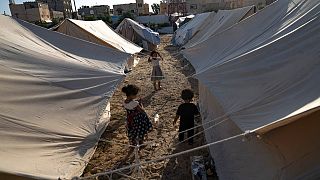 أطفال في مخيم أنشأه برنامج الأمم المتحدة الإنمائي في خان يونس، قطاع غزة. 