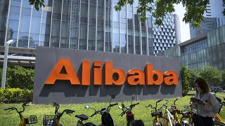 Das Logo des chinesischen Technologieunternehmens Alibaba ist in seinem Büro in Peking am 10\. August 2021 zu sehen.