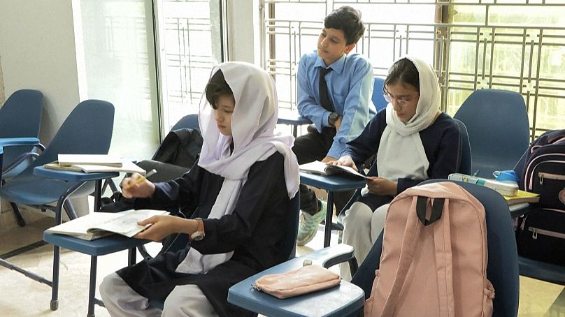 دانش‌آموزان افغان در مدرسه‌ای در پاکستان