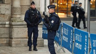 افسران پلیس فرانسه در مراسم تشییع جنازه معلم فرانسوی دومینیک برنارد