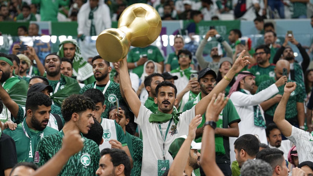 صورة أرشيفية لمشجعي المنتخب السعودي في كأس العالم الماضي