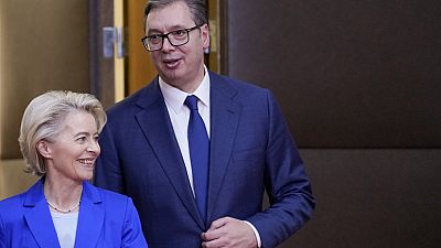 El presidente serbio, Aleksandar Vucic, a la derecha, y la presidenta de la Comisión Europea, Ursula von der Leyen. Serbia, martes 31 de octubre de 2023. 